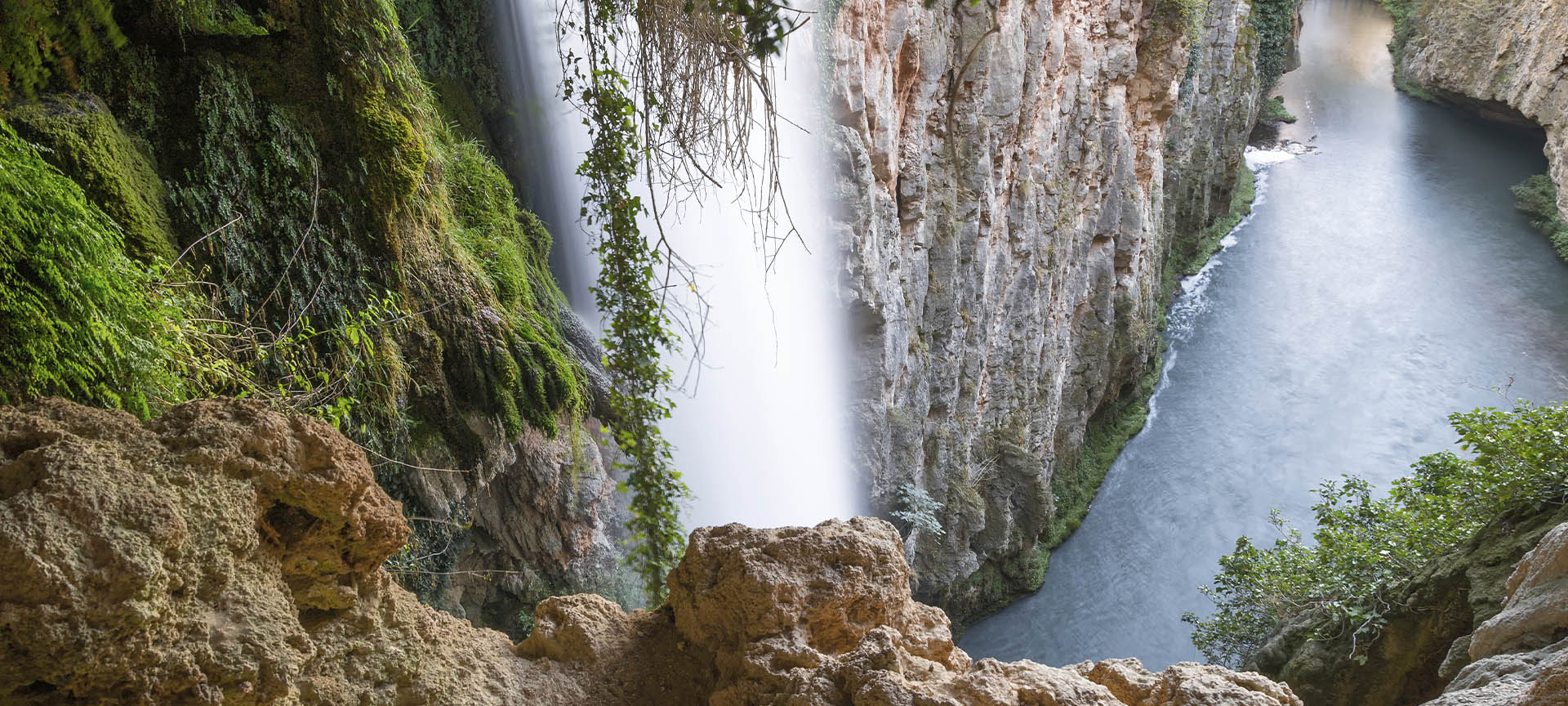 La cascada Cola de Caballo del Monasterio de Piedra, en Nuévalos (Zaragoza, Aragón) La cascada Cola de Caballo del Monasterio de Piedra, en Nuévalos (Zaragoza, Aragón)