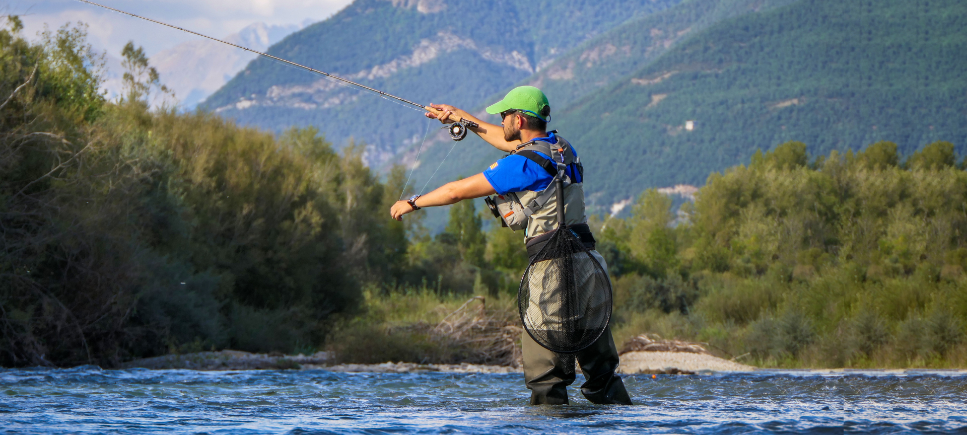 Turista practicando la pesca en el río Gállego en Huesca, Aragón Turista practicando la pesca en el río Gállego en Huesca, Aragón