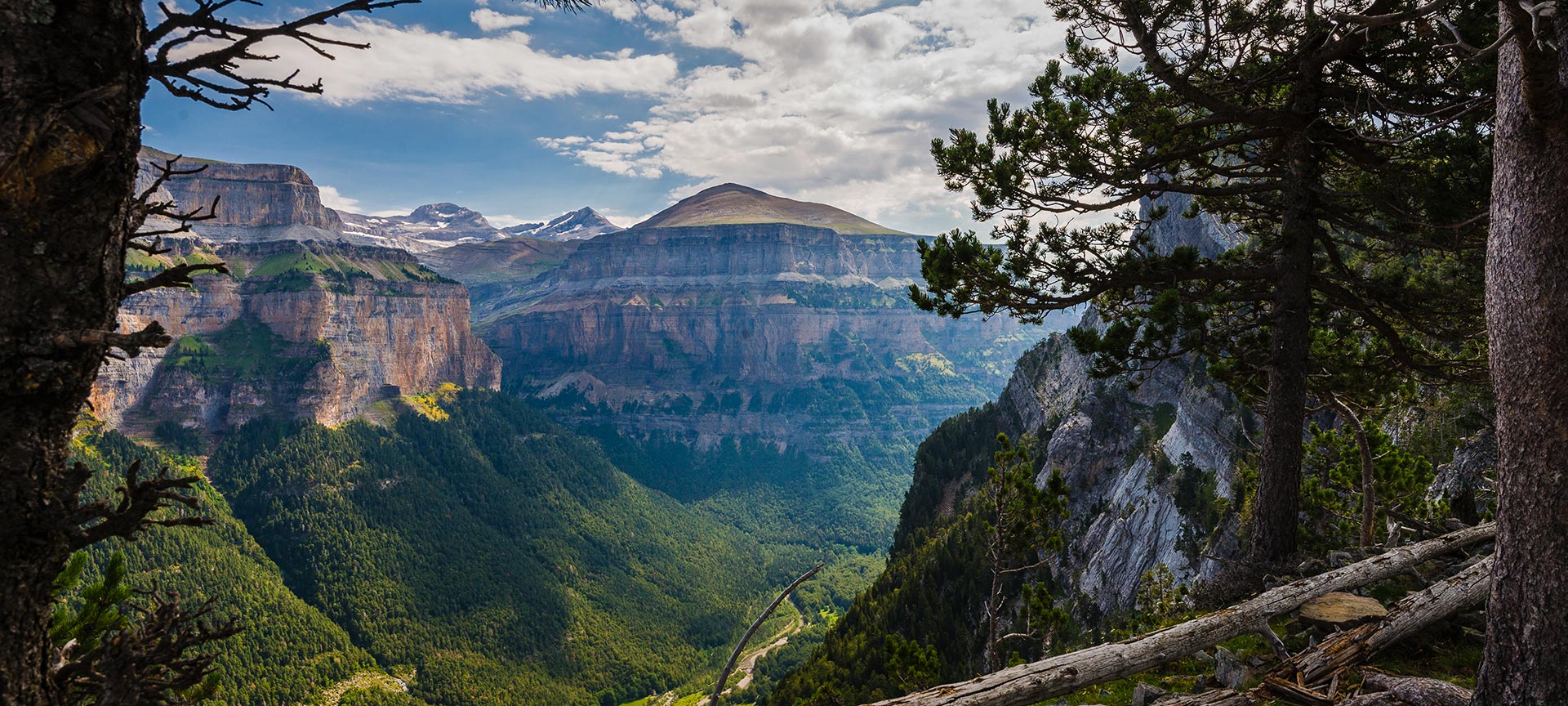 Vista de Ordesa y Monte Perdido en el Parque Nacional del mismo nombre. Huesca Vista de Ordesa y Monte Perdido en el Parque Nacional del mismo nombre. Huesca