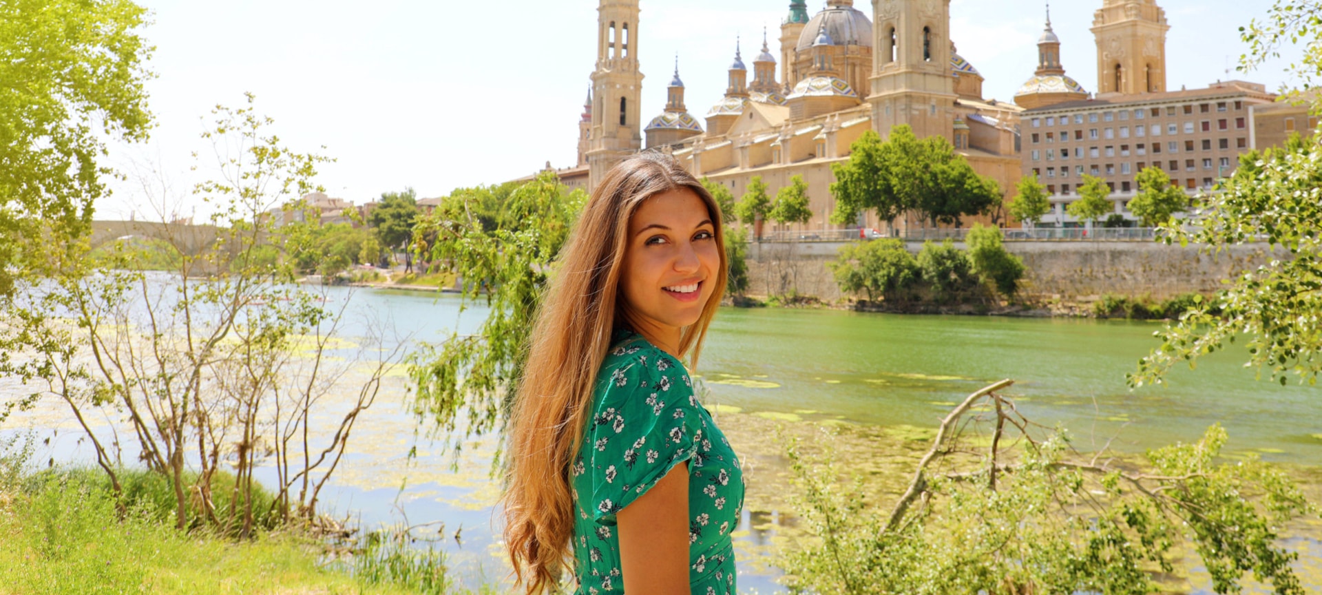 Un turista al passaggio del fiume Ebro dalla città di Saragozza, Aragona Un turista al passaggio del fiume Ebro dalla città di Saragozza, Aragona