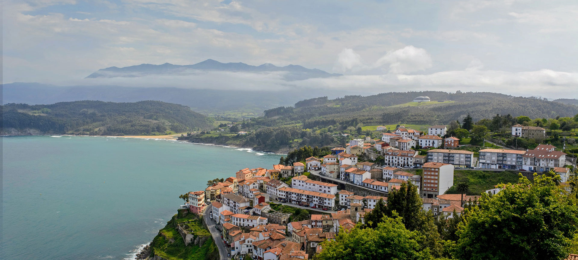 Vista de Lastres con el mar y los Picos de Europa al fondo. Asturias Vista de Lastres con el mar y los Picos de Europa al fondo. Asturias