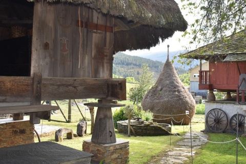 Constructions asturiennes typiques au musée ethnographique de Grandas de Salime « Pepe el Ferreiro »