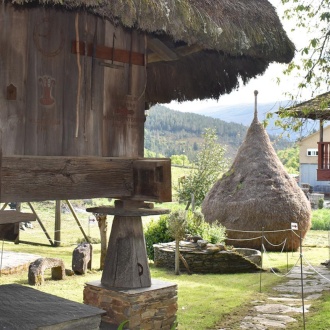 Constructions asturiennes typiques au musée ethnographique de Grandas de Salime « Pepe el Ferreiro »
