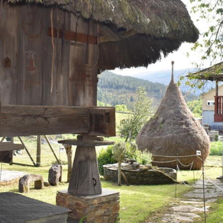 Constructions asturiennes typiques au musée ethnographique de Grandas de Salime « Pepe el Ferreiro »