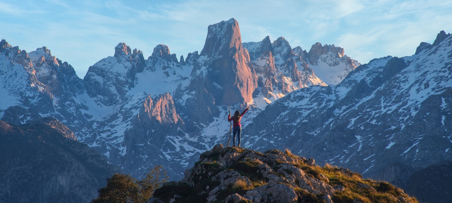 Un turista ammira il Naranjo de Bulnes, nelle Asturie Un turista ammira il Naranjo de Bulnes, nelle Asturie