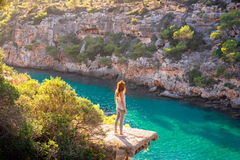 Turista contemplando la Cala Pi en Mallorca, Islas Baleares