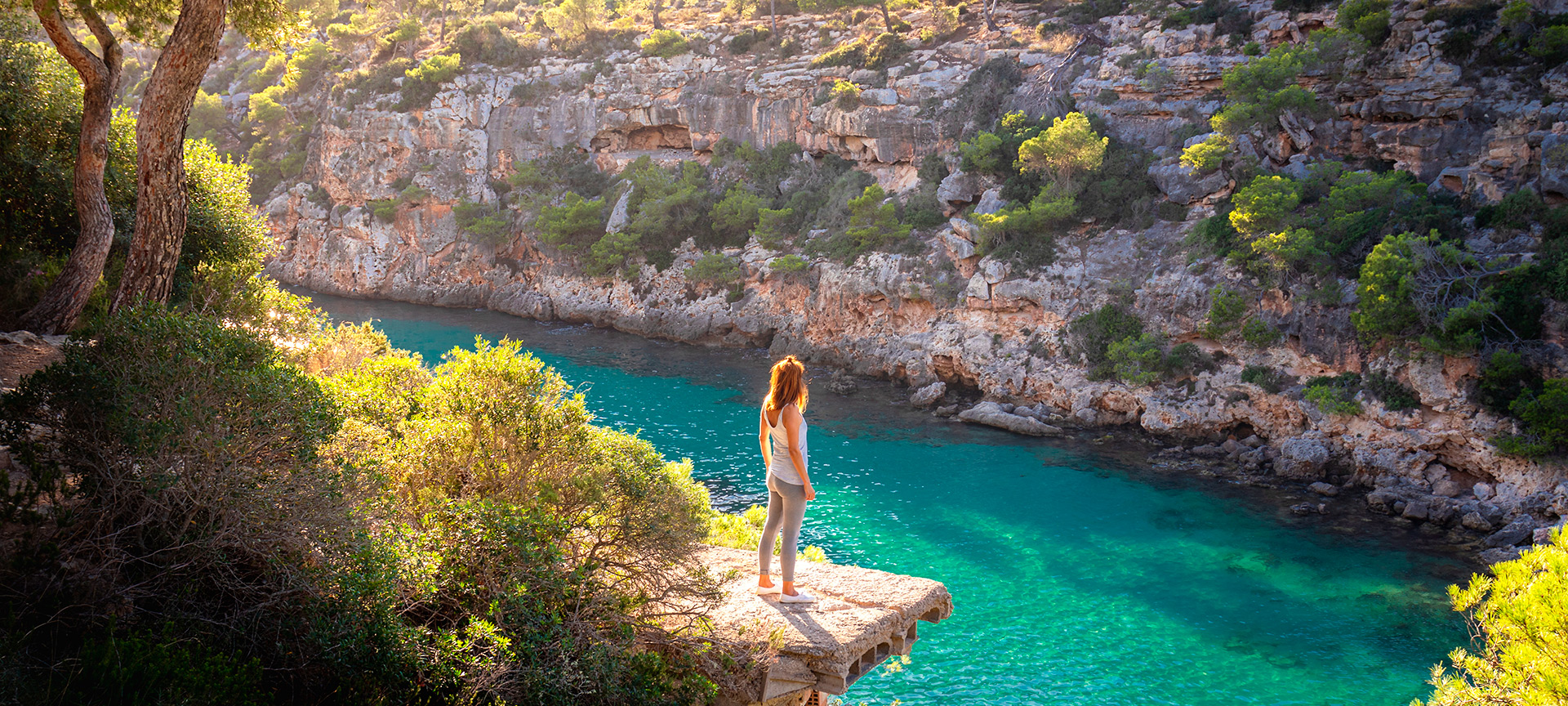 Turista contemplando la Cala Pi en Mallorca, Islas Baleares Turista contemplando la Cala Pi en Mallorca, Islas Baleares