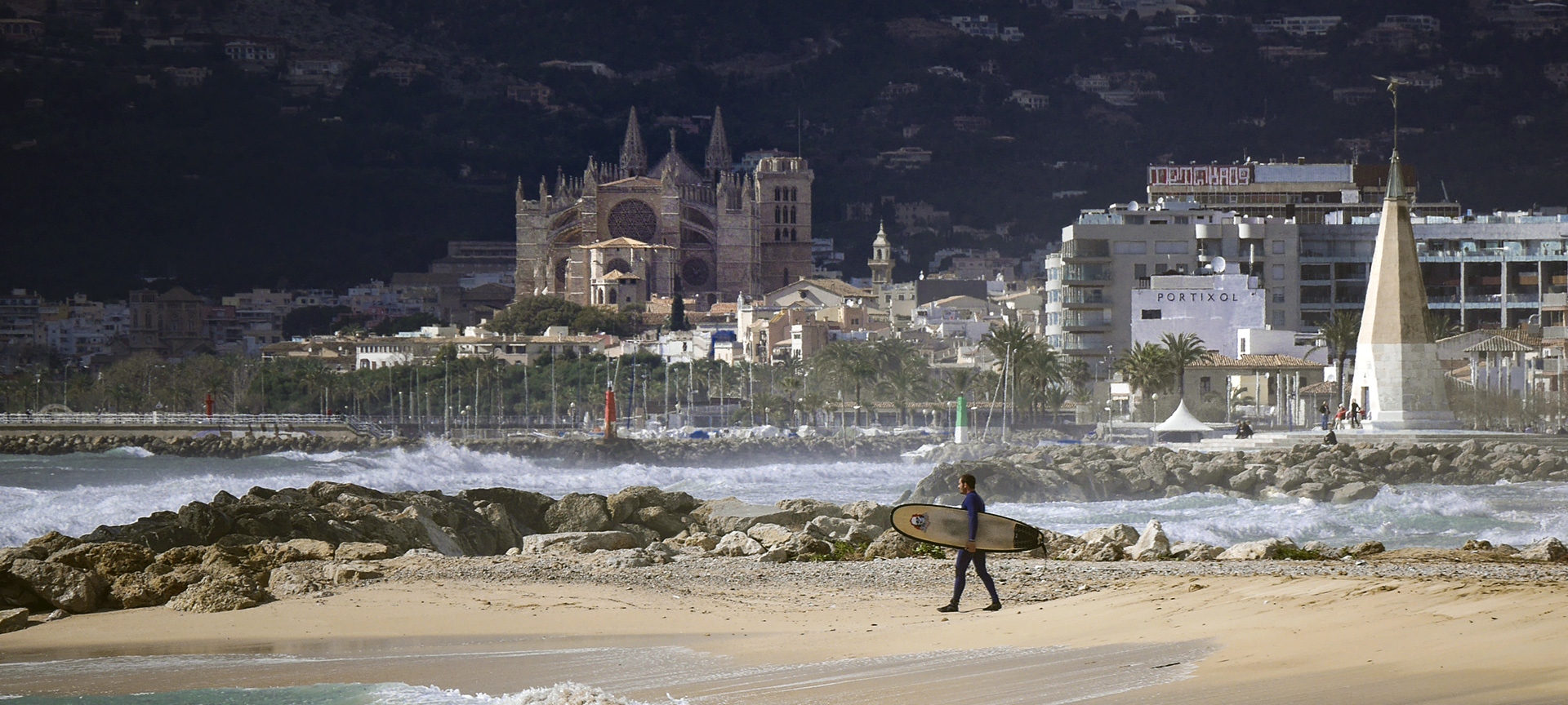 Spiaggia di Palma con vista sulla Cattedrale Spiaggia di Palma con vista sulla Cattedrale