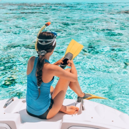 Una ragazza che fa snorkeling a Minorca, isole Baleari