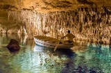 Uomo su una barca all'interno delle Grotte del Drach a Maiorca