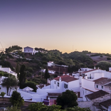 Panorámica nocturna de Es Mercadal (Menorca, Islas Baleares)