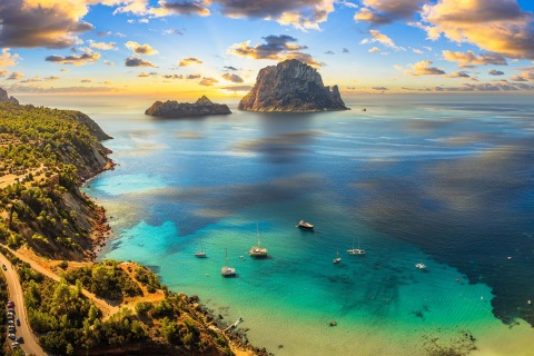 Una cala de la isla de Ibiza (Baleares)