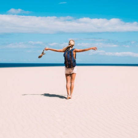 Turista che cammina sulla spiaggia