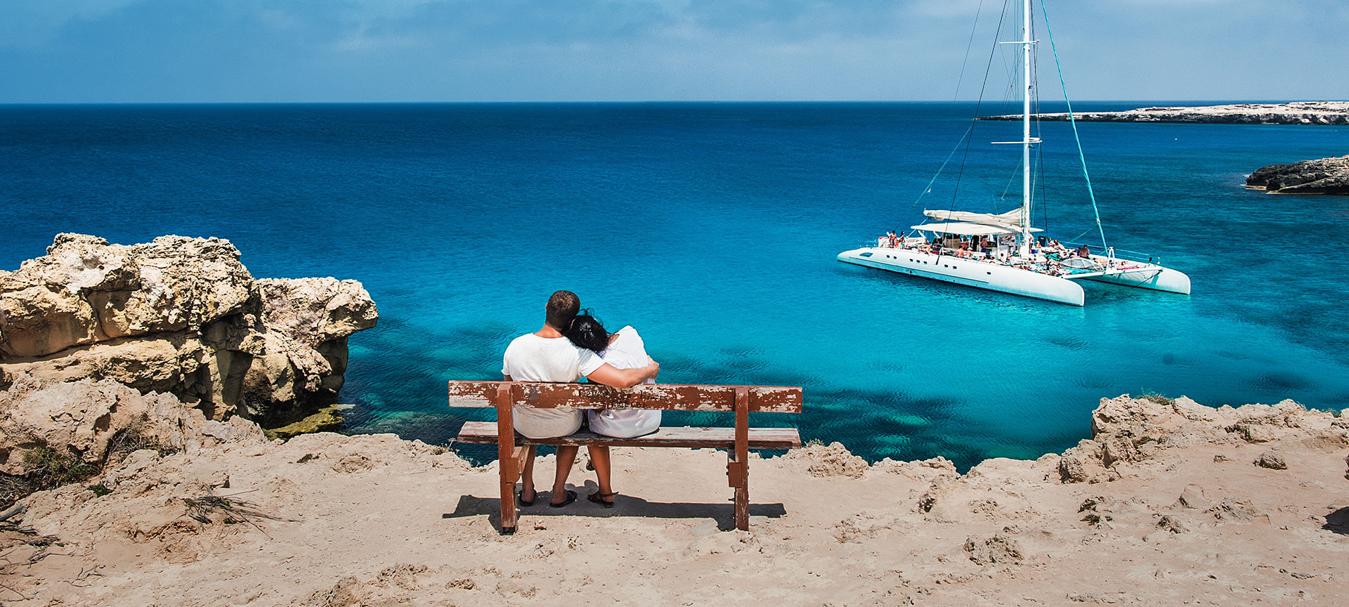 Pareja contemplando el mar en Baleares Pareja contemplando el mar en Baleares