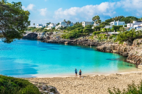 Turistas en Cala Esmeralda, ubicada Cala d'Or en Mallorca, Islas Baleares