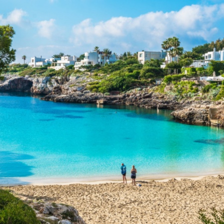 Turistas en Cala Esmeralda, ubicada Cala d'Or en Mallorca, Islas Baleares