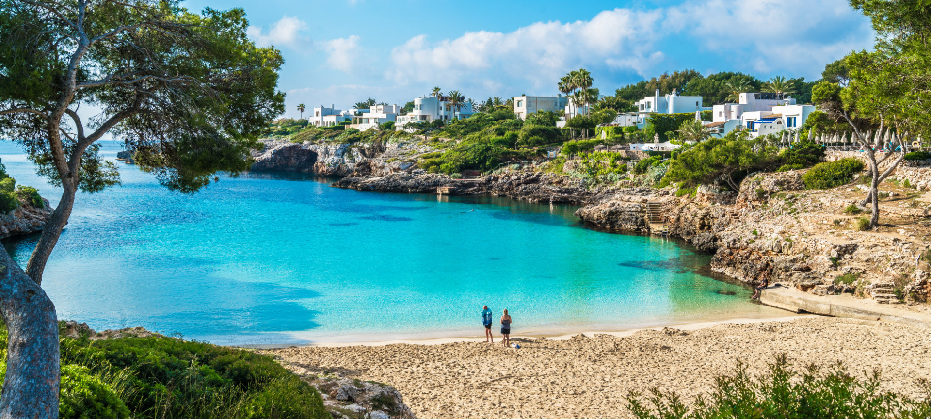 Turistas en Cala Esmeralda, ubicada Cala d'Or en Mallorca, Islas Baleares Turistas en Cala Esmeralda, ubicada Cala d'Or en Mallorca, Islas Baleares