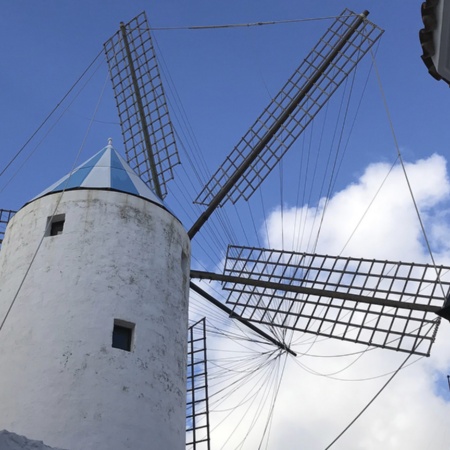 Mulino a vento a Sant Lluís, sull’isola di Minorca (Isole Baleari)