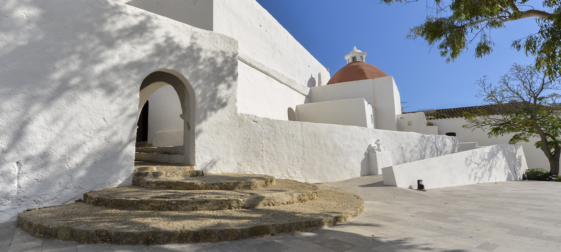 La famosa iglesia del municipio de Santa Eulália, en la isla de Ibiza (Islas Baleares) La famosa iglesia del municipio de Santa Eulália, en la isla de Ibiza (Islas Baleares)