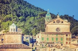 Panoramablick auf Valldemossa auf der Insel Mallorca (Balearen)