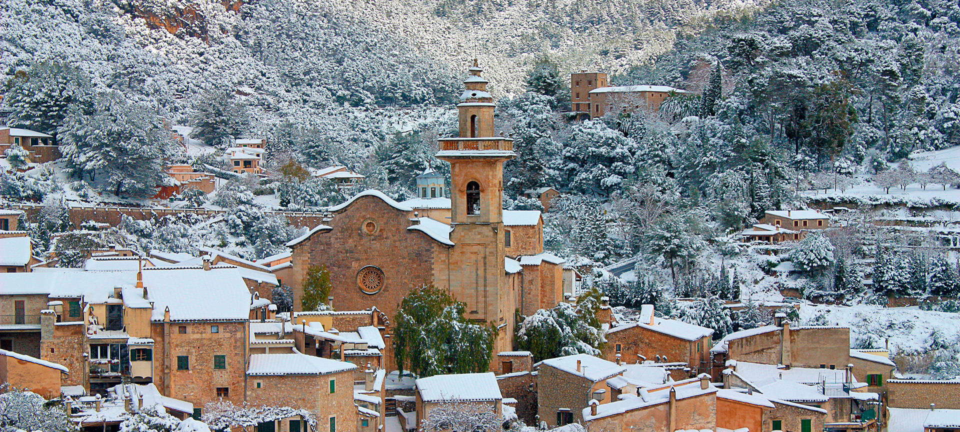 Verschneiter Anblick von Valldemossa auf Mallorca, Balearen Verschneiter Anblick von Valldemossa auf Mallorca, Balearen