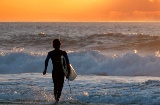 Surfista contemplando o fim de tarde em Fuerteventura, nas Ilhas Canárias