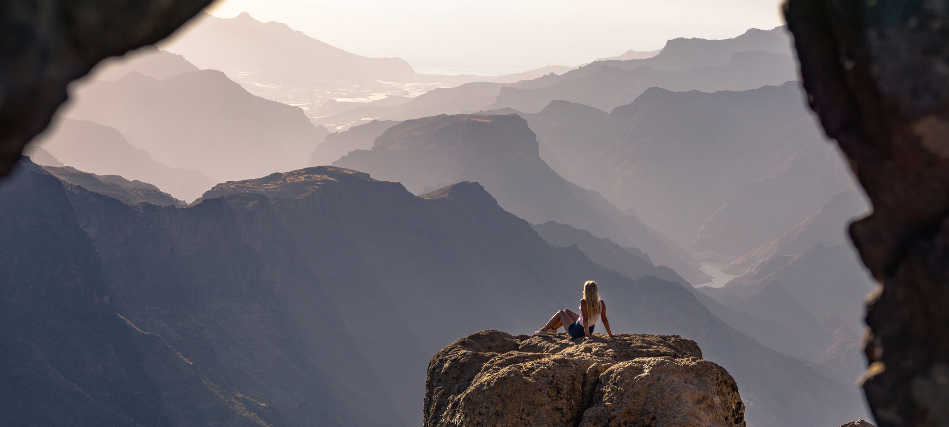 Mujer admirando el paisaje en las cercanías del Roque Nublo en Gran Canaria, Islas Canarias Mujer admirando el paisaje en las cercanías del Roque Nublo en Gran Canaria, Islas Canarias