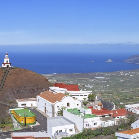 Iglesia parroquial de la Virgen de la Candelaria sobre la panorámica de Frontera (El Hierro, Islas Canarias)