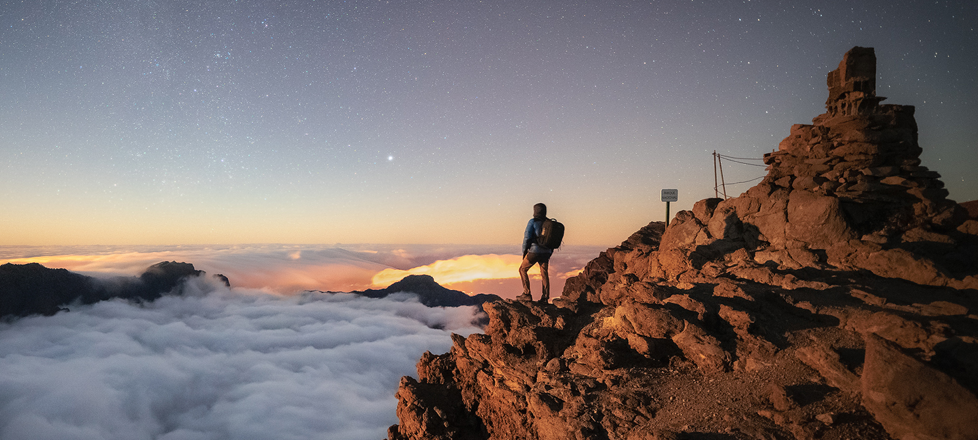 Ein Tourist beobachtet den Himmel am Aussichtspunkt des Gipfels Fuente Nueva auf La Palma, Kanarische Inseln Ein Tourist beobachtet den Himmel am Aussichtspunkt des Gipfels Fuente Nueva auf La Palma, Kanarische Inseln