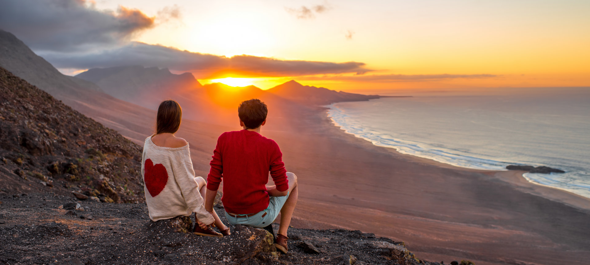 Pareja de enamorados contemplando el paisaje en Fuerteventura, Islas Canarias. Pareja de enamorados contemplando el paisaje en Fuerteventura, Islas Canarias.
