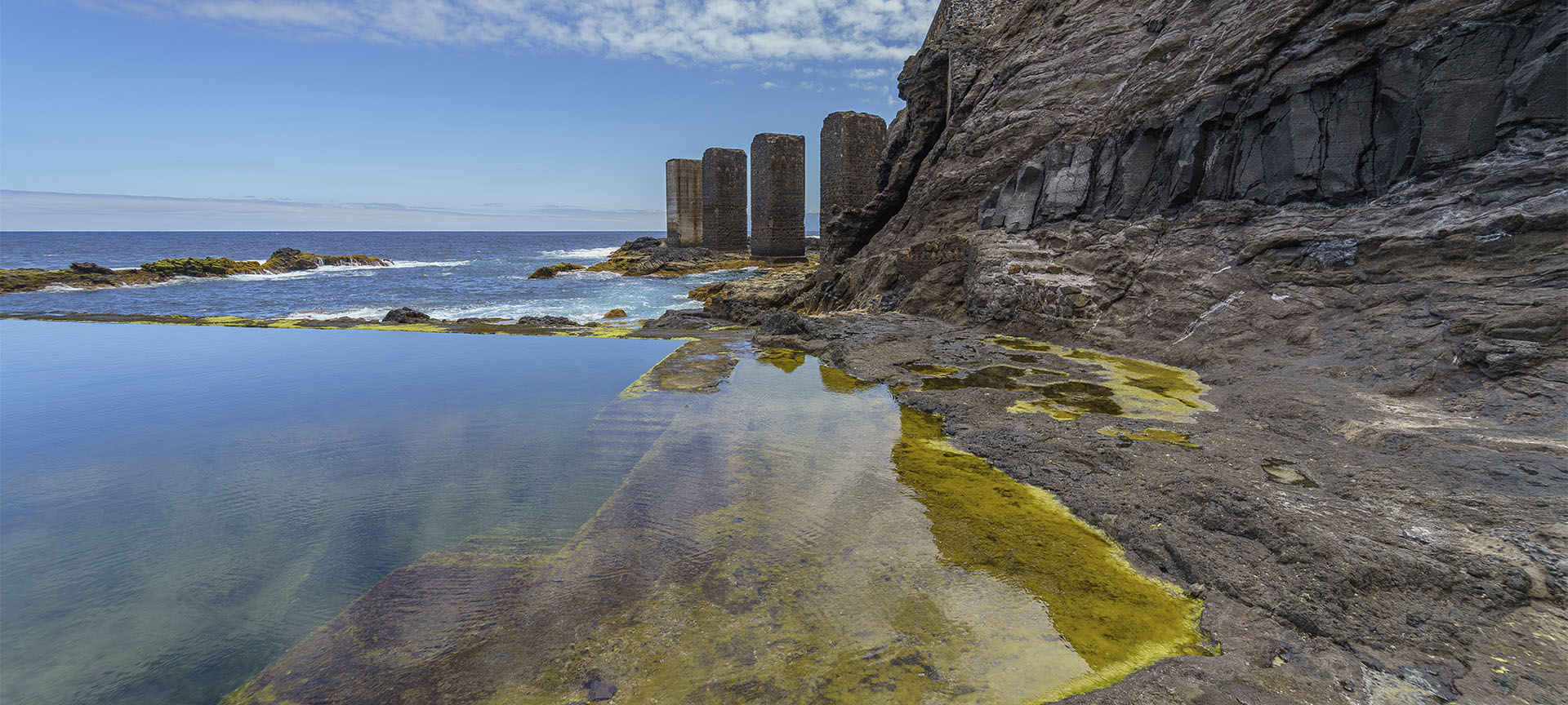 Piscina natural de Hermigua, en la isla de La Gomera (Islas Canarias) Piscina natural de Hermigua, en la isla de La Gomera (Islas Canarias)