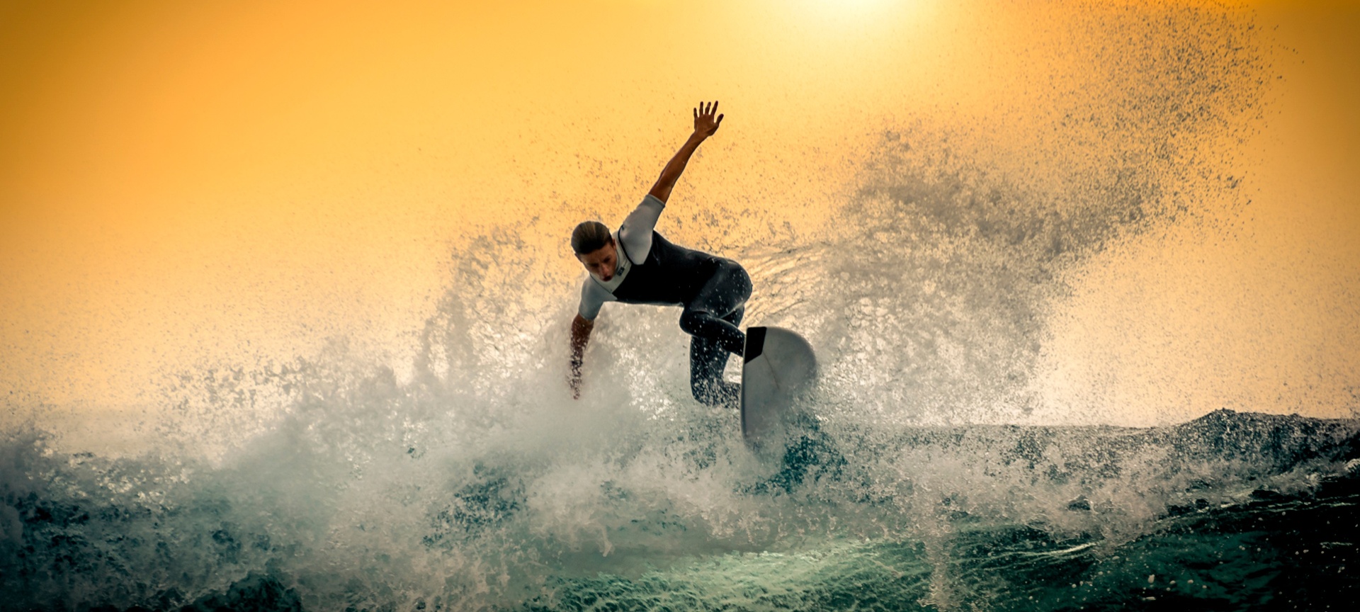 Jovem surfando uma grande onda em Tenerife, Ilhas Canárias Jovem surfando uma grande onda em Tenerife, Ilhas Canárias