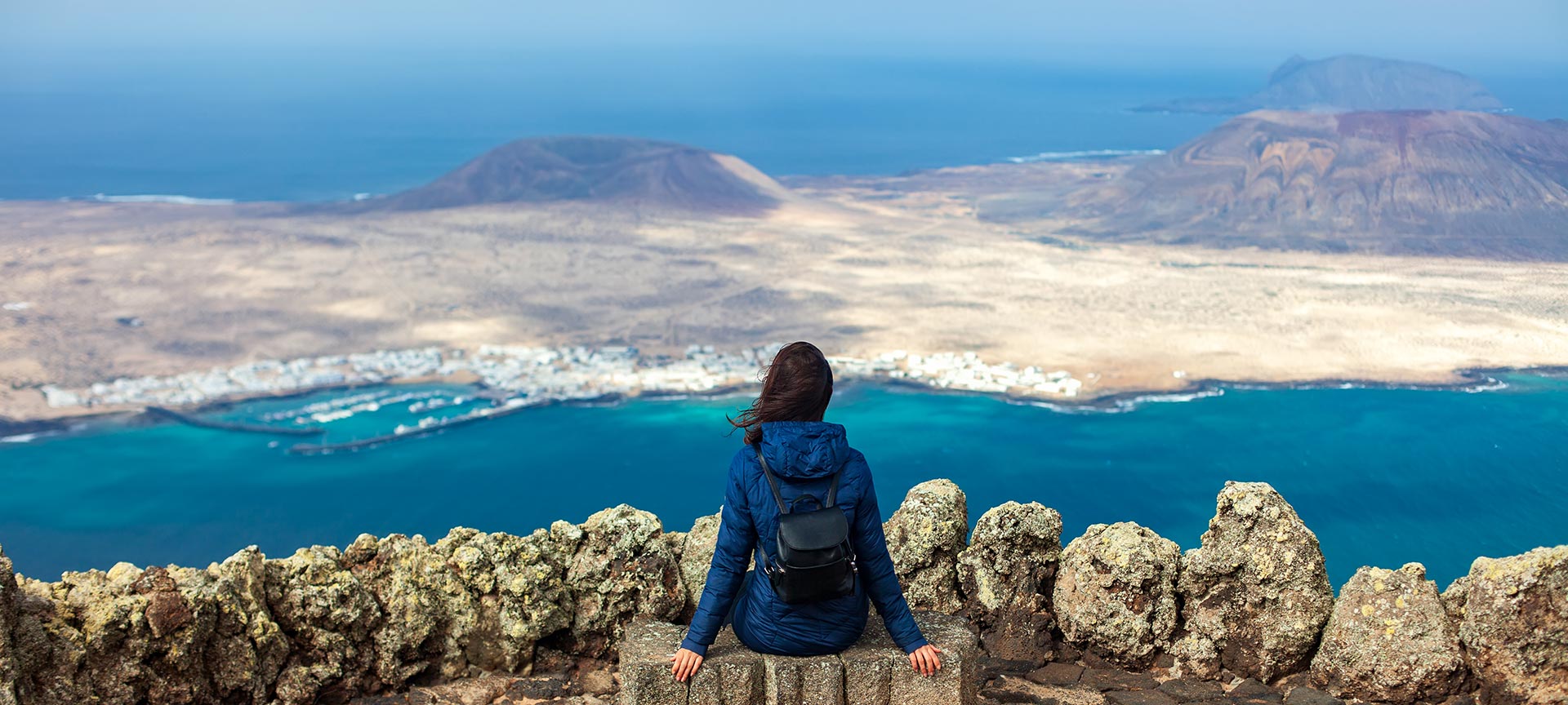 Mujer contemplando el paisaje desde el Mirador del Río. Lanzarote Mujer contemplando el paisaje desde el Mirador del Río. Lanzarote