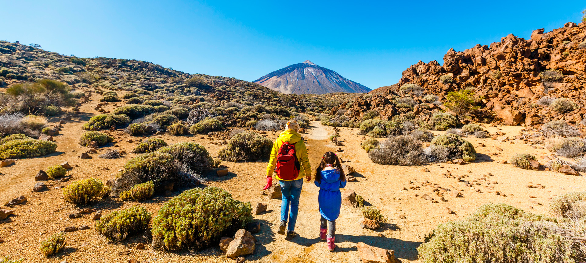 Madre e figlia che passeggiano nel Parco Nazionale del Teide, isole Canarie Madre e figlia che passeggiano nel Parco Nazionale del Teide, isole Canarie