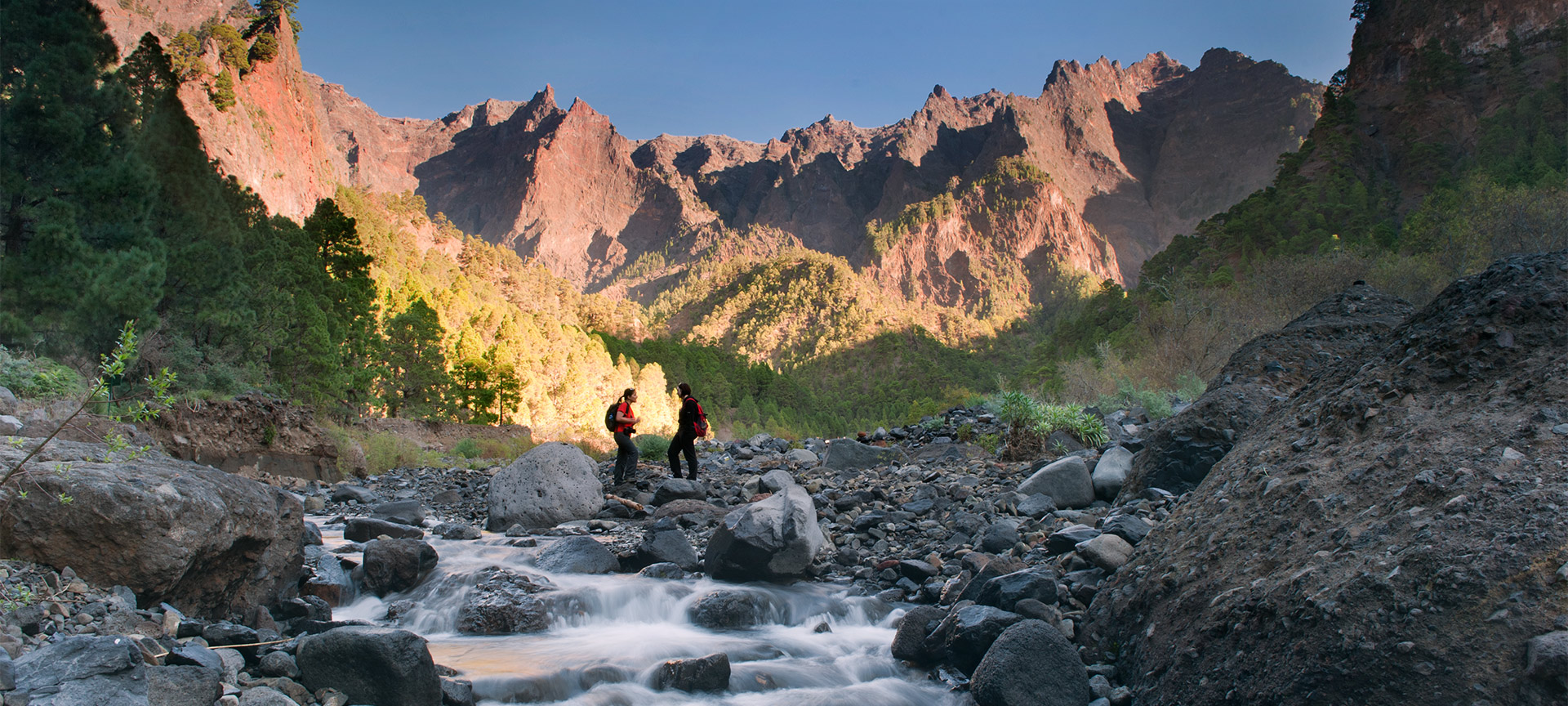 Turistas en el Parque Nacional de Caldera de Taburiente en la isla de La Palma, Islas Canarias Turistas en el Parque Nacional de Caldera de Taburiente en la isla de La Palma, Islas Canarias