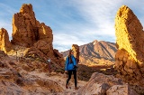 Turista en el Parque Nacional del Teide en Tenerife, Islas Canarias