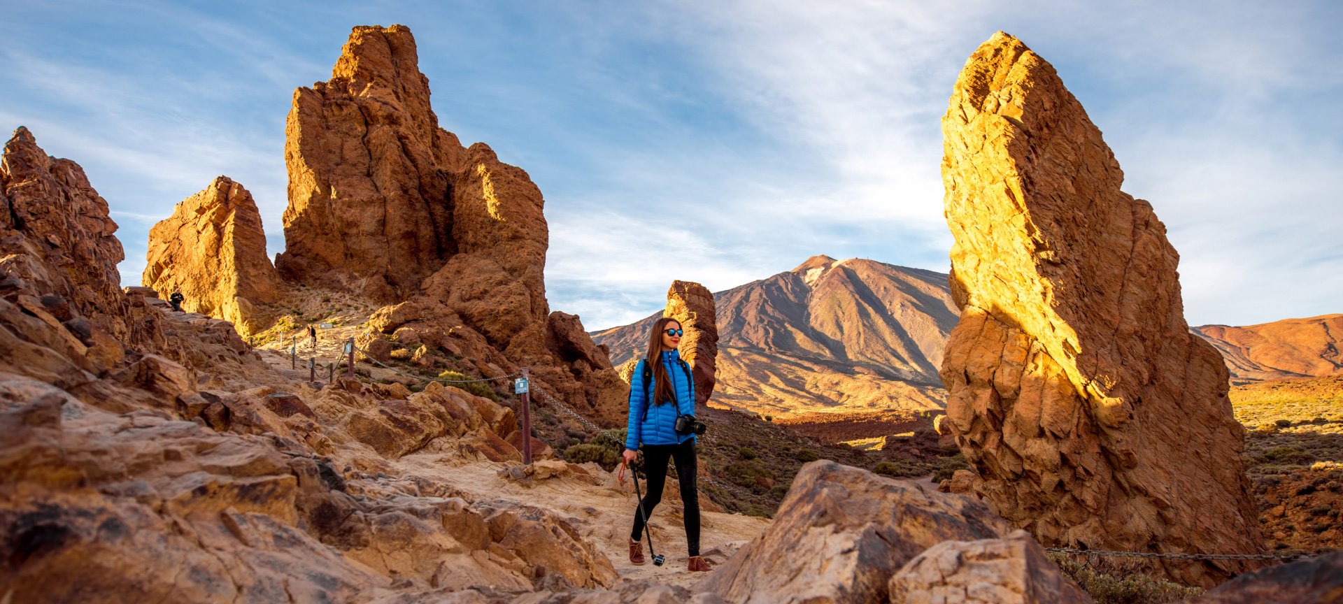 Turista en el Parque Nacional del Teide en Tenerife, Islas Canarias Turista en el Parque Nacional del Teide en Tenerife, Islas Canarias