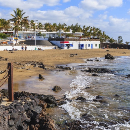 Veduta di una spiaggia di Puerto del Carmen, a Lanzarote (Isole Canarie)