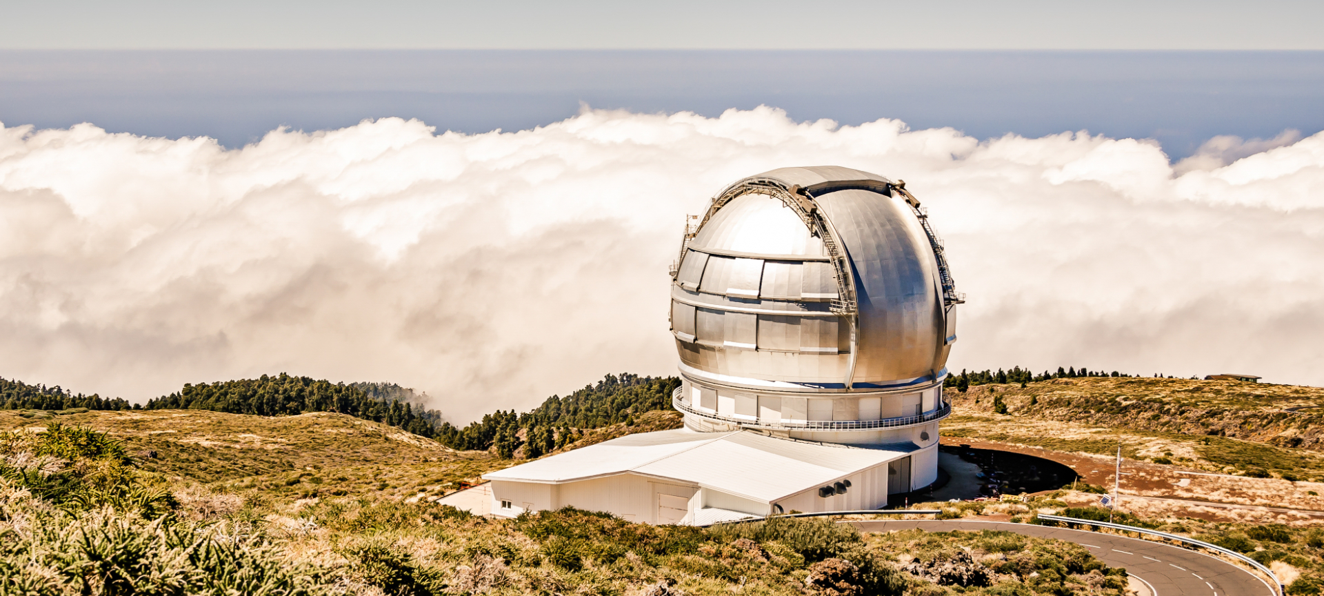 Vista desde el Observatorio Astrofísico Roque de Los Muchachos en La Palma, Islas Canarias Vista desde el Observatorio Astrofísico Roque de Los Muchachos en La Palma, Islas Canarias