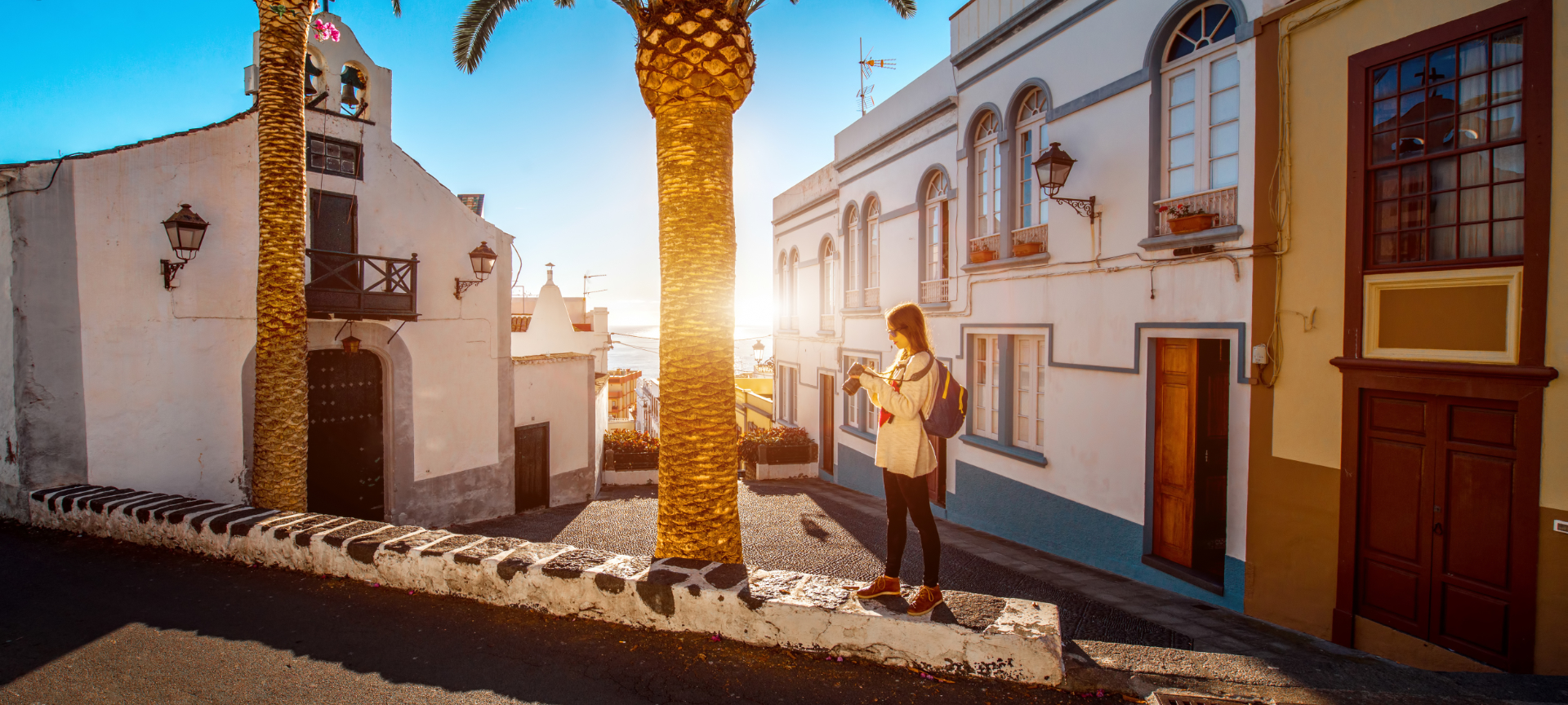Turista fotografiando la Ermita de San Sebastián de Santa Cruz de la Palma, Islas Canarias Turista fotografiando la Ermita de San Sebastián de Santa Cruz de la Palma, Islas Canarias