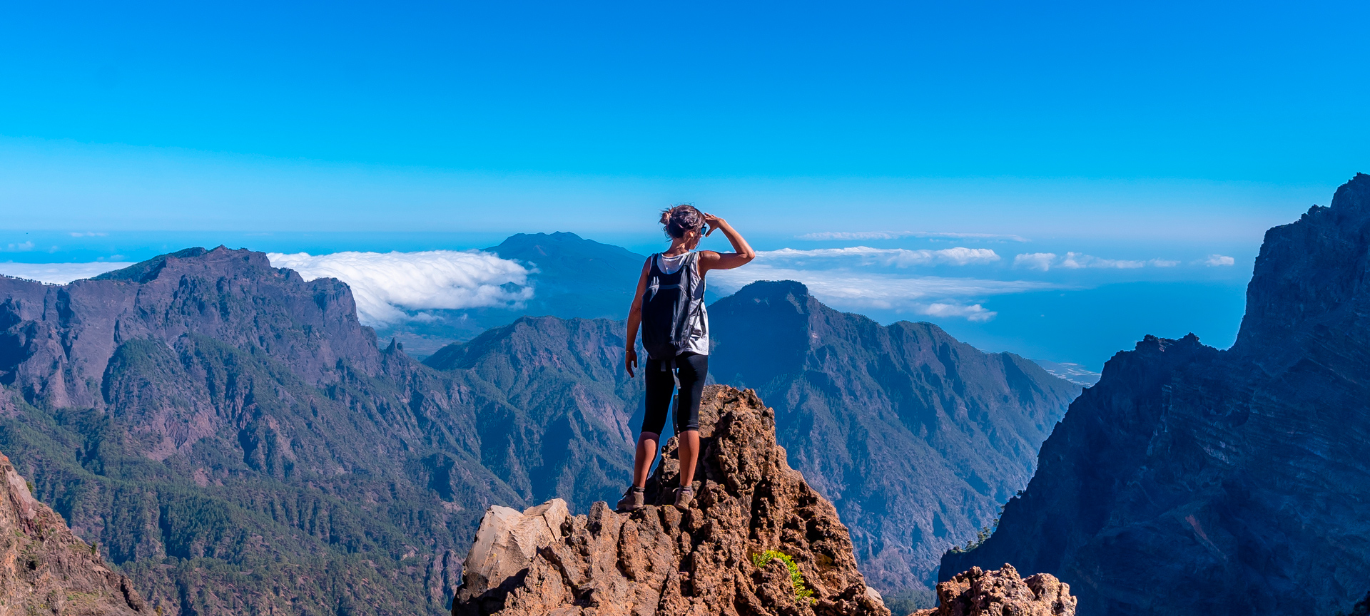 Turista contemplando las vistas en el Parque Nacional de la Caldera de Taburiente en La Palma, Islas Canarias Turista contemplando las vistas en el Parque Nacional de la Caldera de Taburiente en La Palma, Islas Canarias