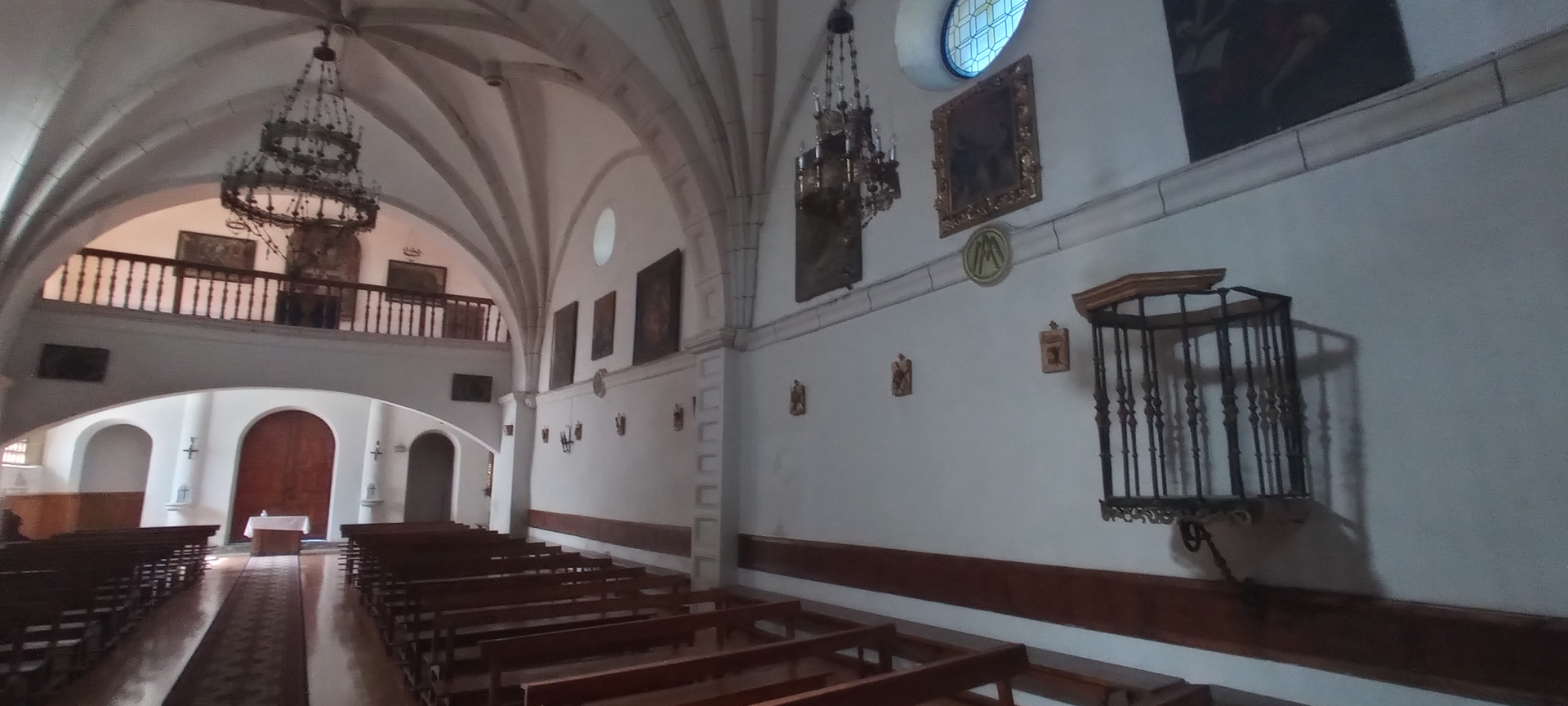Interior da Ermita de Nuestra Señora de Belén, em Belorado Interior da Ermita de Nuestra Señora de Belén, em Belorado
