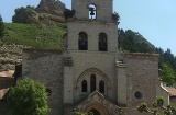 Esterno della Chiesa di Santa María con il Castello sullo sfondo, a Belorado