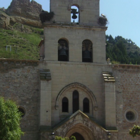 Otoczenie kościoła Santa María z zamkiem w tle, w Belorado