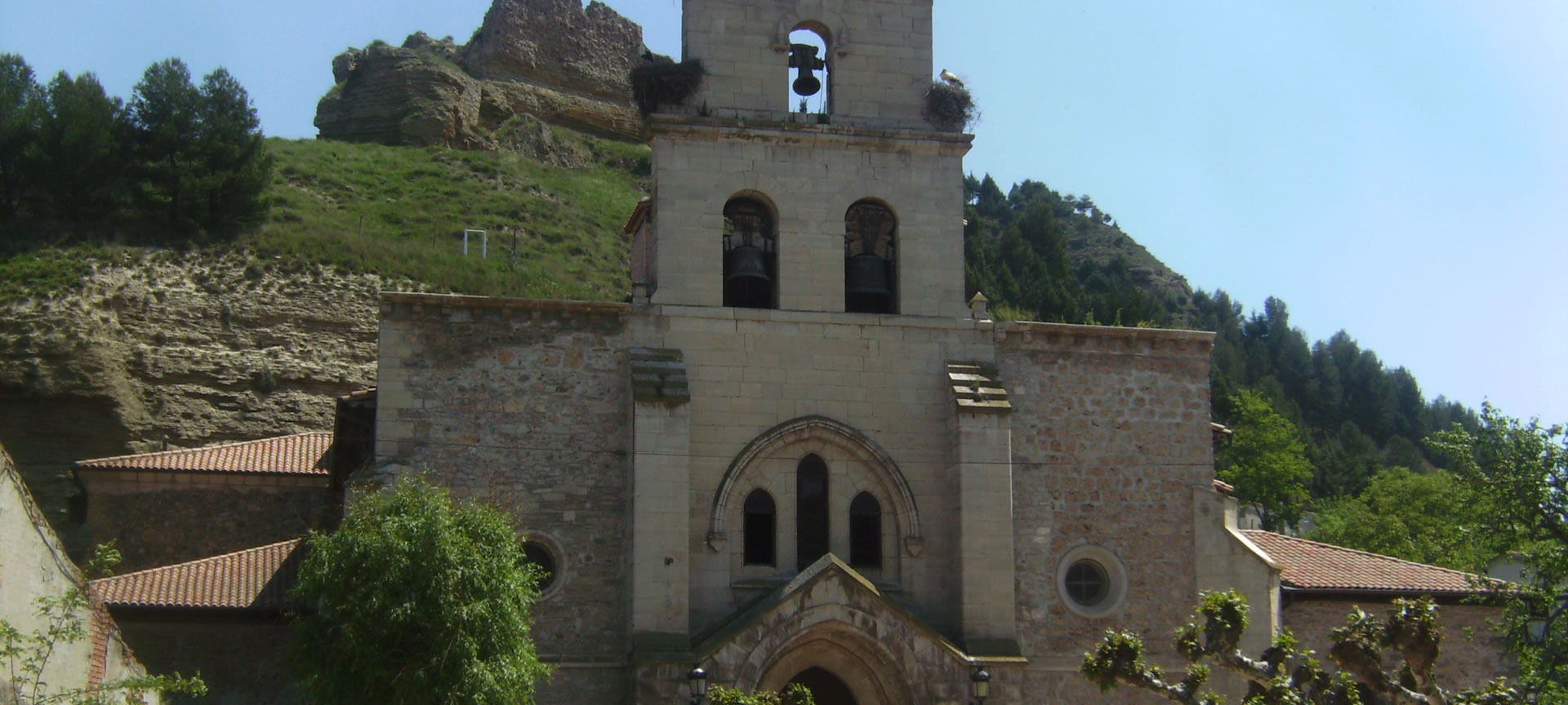 Exterior da Igreja de Santa María com o Castelo ao fundo, em Belorado Exterior da Igreja de Santa María com o Castelo ao fundo, em Belorado