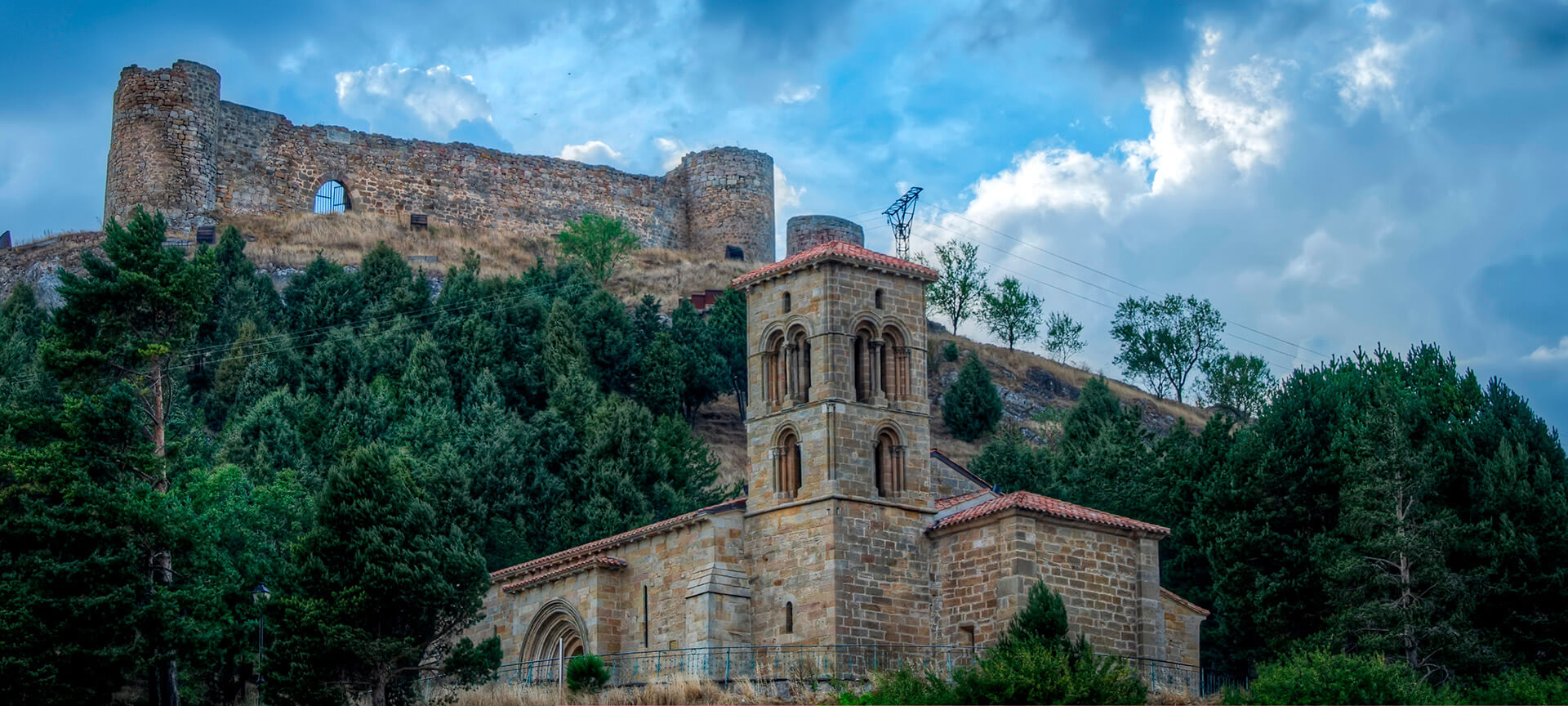 Ermita de Santa Cecilia y castillo de Aguilar de Campoo (Palencia, Castilla y León) Ermita de Santa Cecilia y castillo de Aguilar de Campoo (Palencia, Castilla y León)