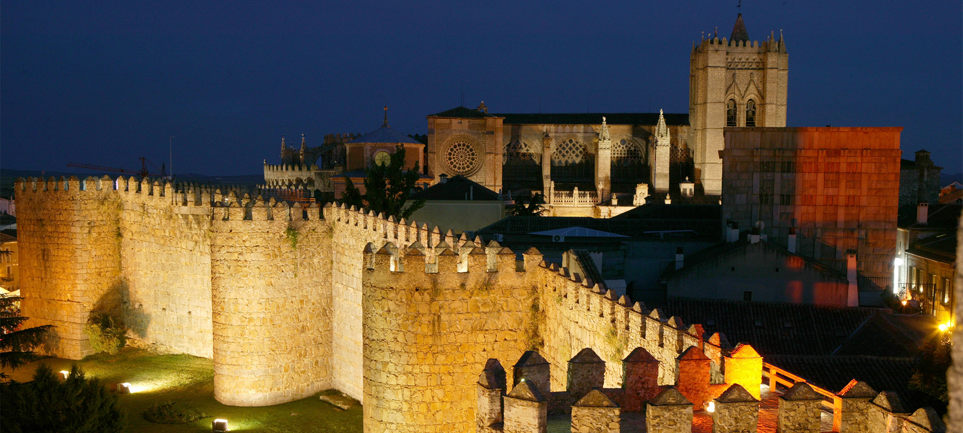 Vista general de Ávila (Castilla y León) y sus murallas Vista general de Ávila (Castilla y León) y sus murallas