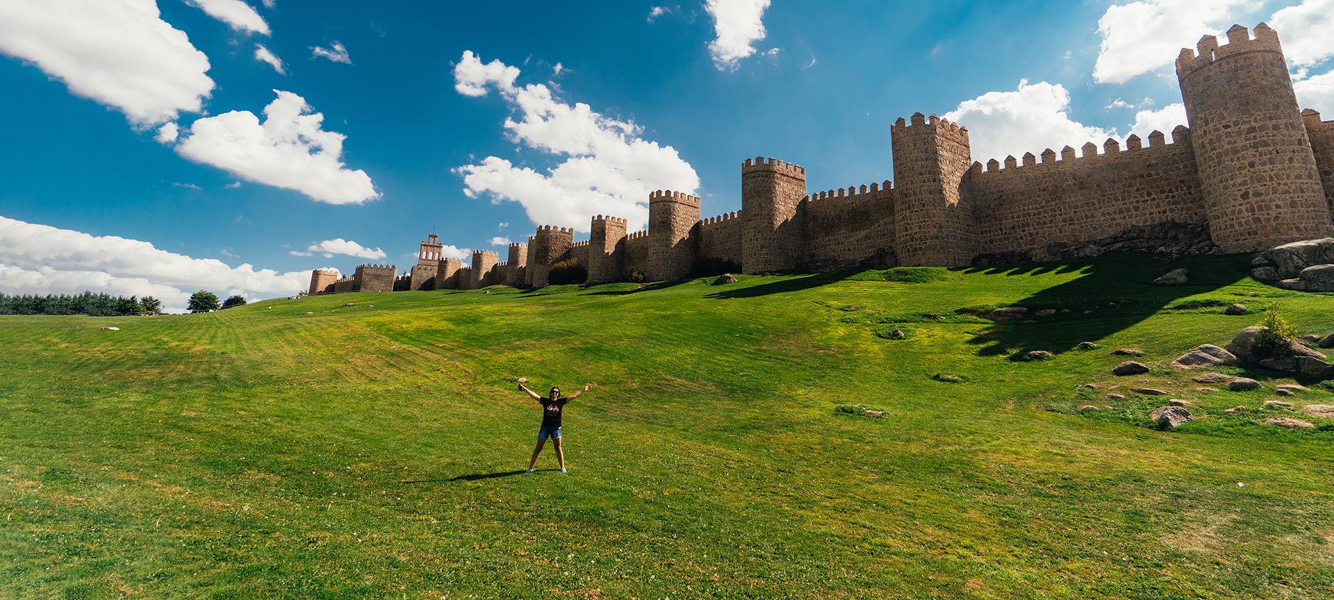 Turista en las murallas de Ávila Turista en las murallas de Ávila