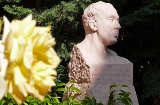 Busto de Antonio Machado nos jardins da Casa Museu Machado, em Segóvia
