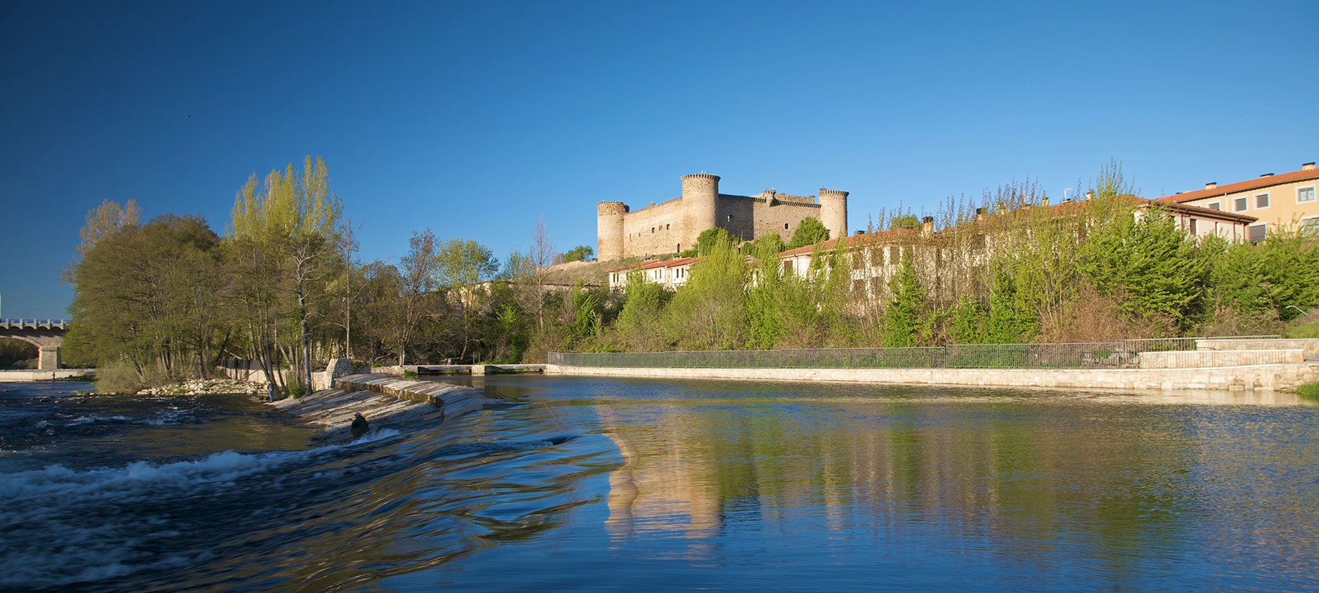 Vista del Castillo de Valdecorneja en El Barco de Ávila Vista del Castillo de Valdecorneja en El Barco de Ávila